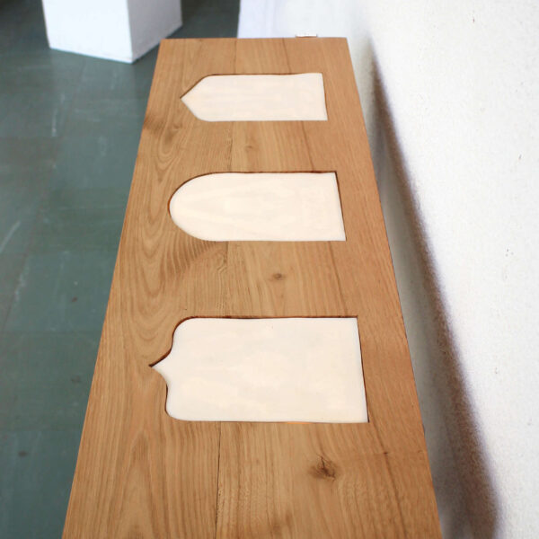 Emblèmes, 2013 18, porcelaine, série de 3, 18 5 x 13 5 cm (pièce), déclencheur éclairage intégré, vitrine, 2018, châtaignier, 88 x 26 5 x 10 cm (2)