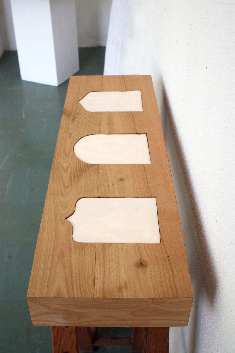 Emblèmes, 2013 18, porcelaine, série de 3, 18 5 x 13 5 cm (pièce), déclencheur éclairage intégré, vitrine, 2018, châtaignier, 88 x 26 5 x 10 cm (2)