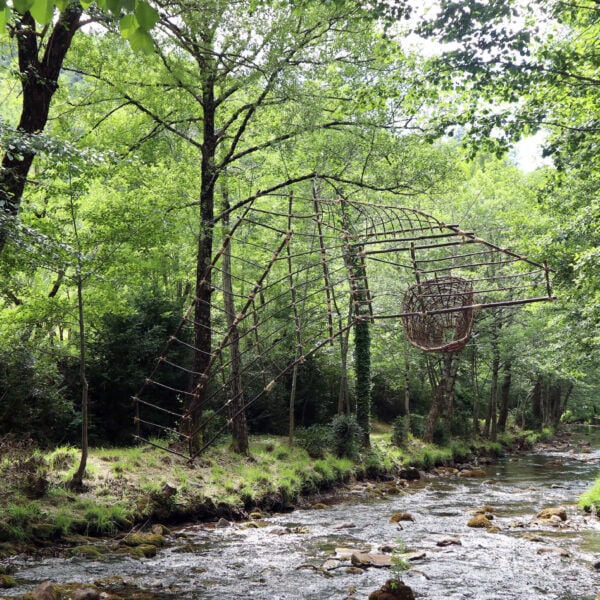Entre Chien Et Loup, De visu & La nasse, 2022, bois de châtaignier, sisal, et divers bois de châtaignier, vergne, jonc, micocoulier, frêne, 5,5 x 3 m, in situ