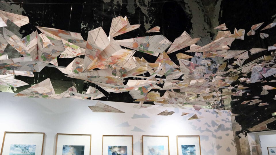 Estuaires, 2021, installation, papier calque imprimé, câble, bois, nylon, dimension variable en suspension (4 m x 6 m x 4 m) (2)