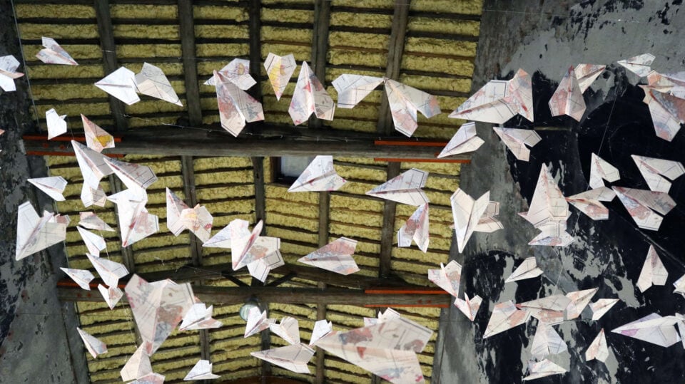 Estuaires, 2021, installation, papier calque imprimé, câble, bois, nylon, dimension variable en suspension (4 m x 6 m x 4 m) (3)