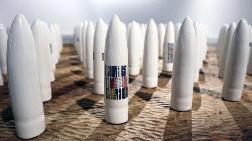 Le carré militaire, 2013 20, installation 100 volumes porcelaine émaillée, socle bois sculpté noyer, 140 x 140 cm (1)