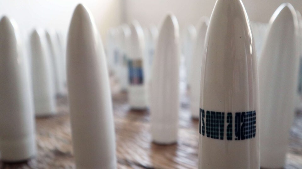 Le carré militaire, 2013 20, installation 100 volumes porcelaine émaillée, socle bois sculpté noyer, 140 x 140 cm (2)