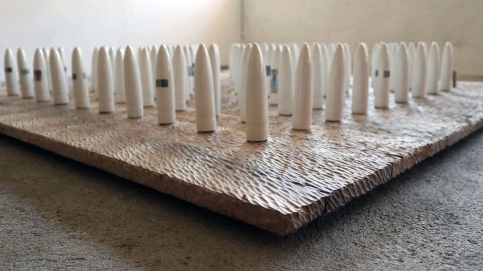 Le carré militaire, 2013 20, installation 100 volumes porcelaine émaillée, socle bois sculpté noyer, 140 x 140 cm (3)