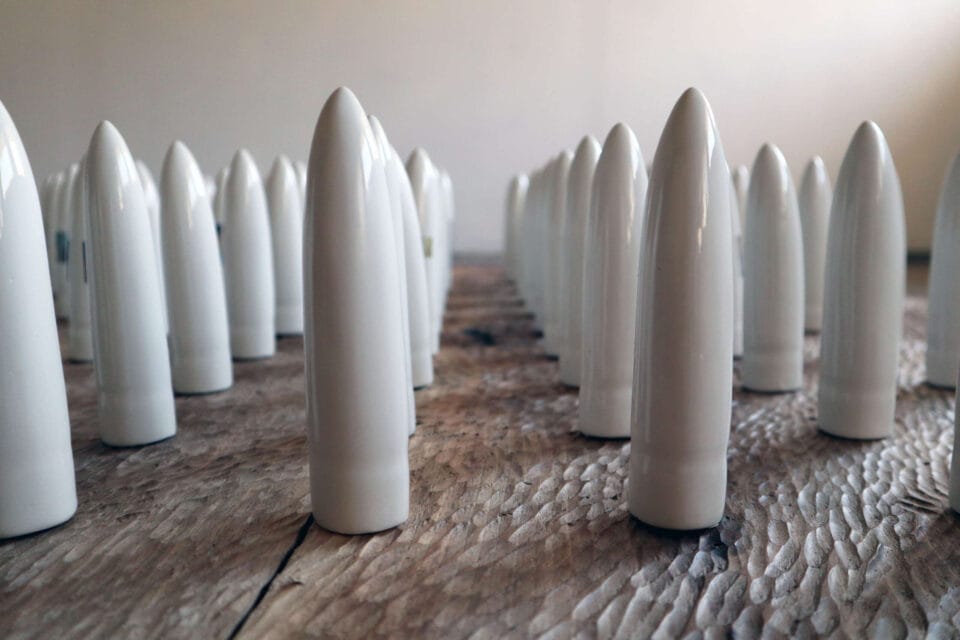 Le carré militaire, 2013 20, installation 100 volumes porcelaine émaillée, socle bois sculpté noyer, 140 x 140 cm (4)