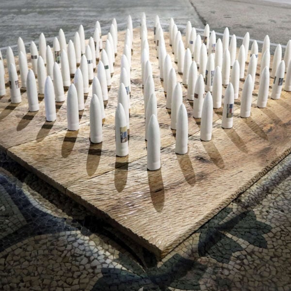 Le carré militaire, 2013 20, installation 100 volumes porcelaine émaillée, socle bois sculpté noyer, 140 x 140 cm