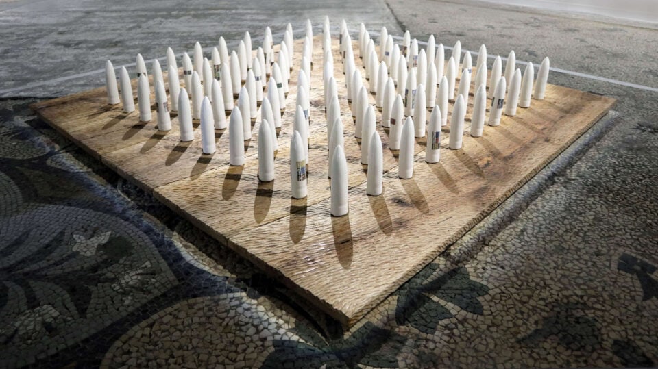 Le carré militaire, 2013 20, installation 100 volumes porcelaine émaillée, socle bois sculpté noyer, 140 x 140 cm